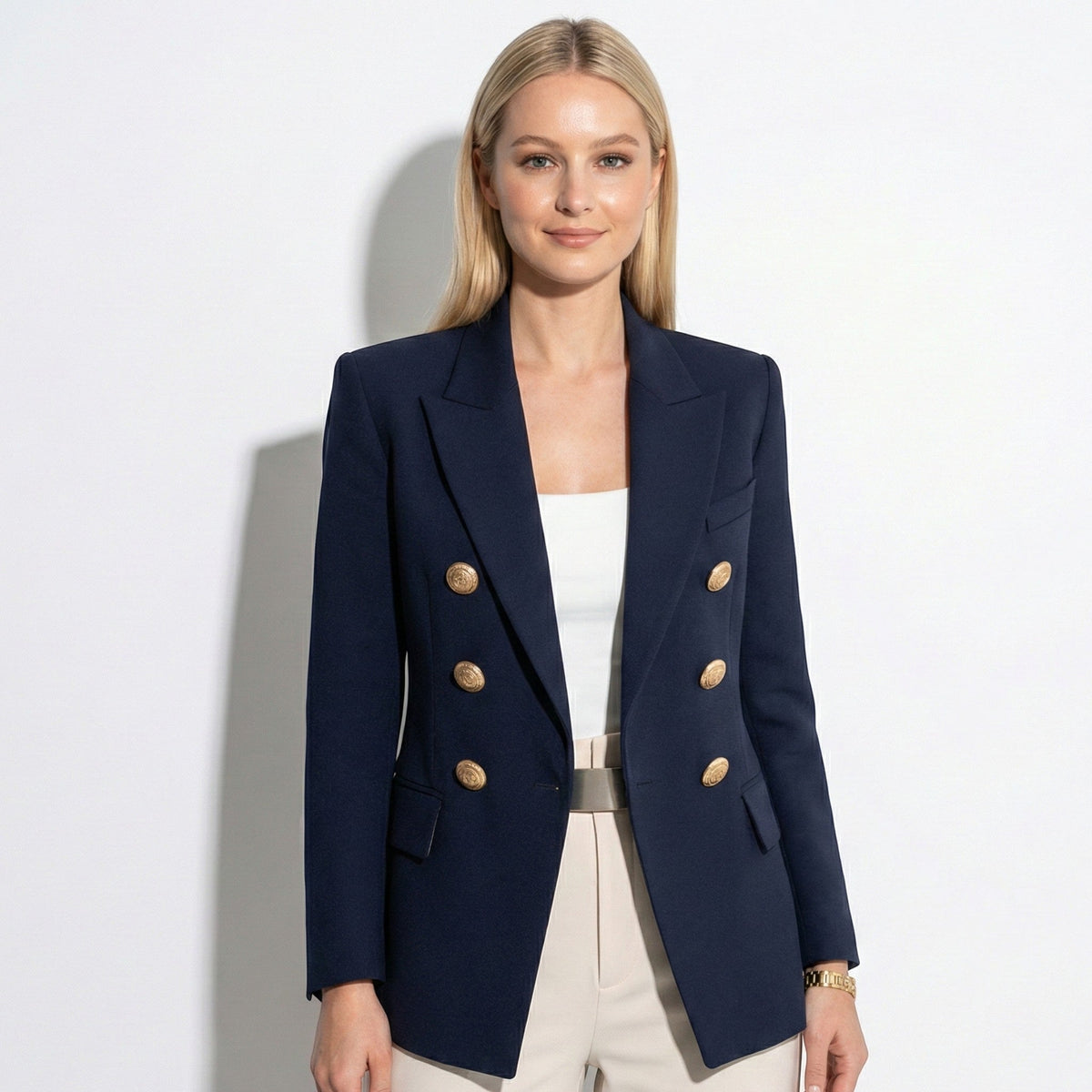 Women's tailored blazer with notched collar, double-breasted buttons and flap pockets